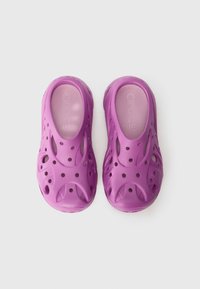 Sabots légers violets au design ouvert, dotés de perforations de ventilation et d'une semelle intérieure texturée. Fabriqués en matériau flexible pour le confort.