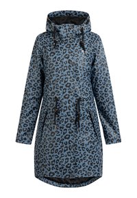 Imperméable à motif léopard, avec un fond bleu, des taches de léopard noires, une capuche ajustable, une taille à cordon de serrage et des poches zippées.