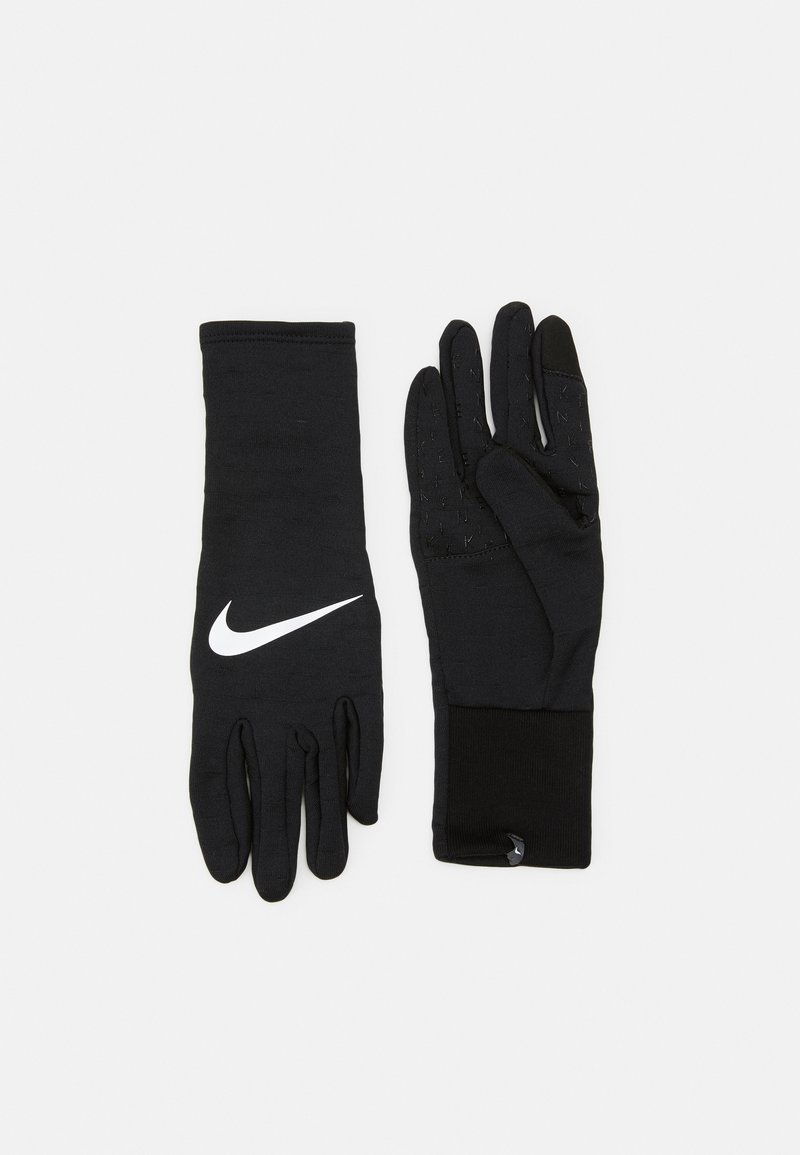 Gants de sport noirs avec un logo Nike blanc, présentant une adhérence texturée sur les doigts et un tissu extensible et ajusté pour le confort.