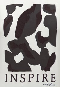 Formes noires abstraites sur fond blanc au-dessus du mot "INSPIRE" et texte plus petit "and shine" en écriture cursive.