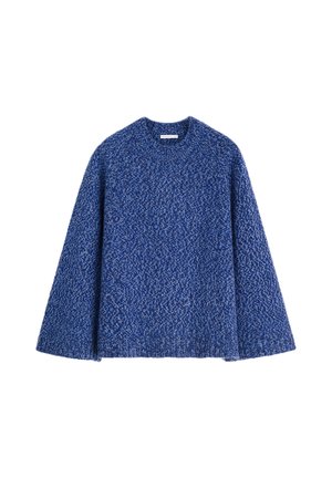 Niebiesko-szary melanżowy sweter z dzianiny z długimi rękawami i okrągłym dekoltem, ułożony płasko na białym tle.