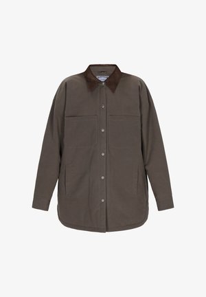 Giacca marrone con bottoni, colletto in corduroy marrone scuro, due tasche sul petto e due tasche laterali, maniche lunghe e orlo arrotondato.