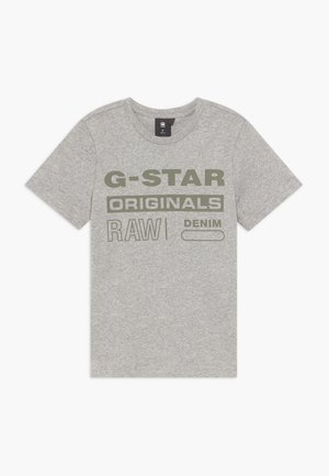 Camiseta de algodón gris con una impresión verde llamativa que dice "G-STAR ORIGINALS RAW DENIM" en el frente, con un diseño clásico de cuello redondo.