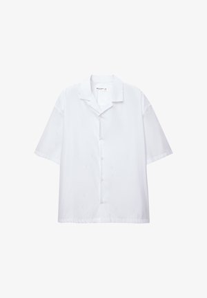 Korte mouwen witte button-up shirt gemaakt van zachte stof, met een klassieke kraag en een ontspannen pasvorm. Geen zichtbare patronen of accenten.