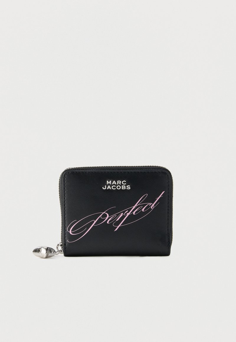 Μαύρο πορτοφόλι Marc Jacobs με ασημί φερμουάρ και ροζ κεκλιμένο κείμενο "Perfect" στο μπροστινό μέρος, πάνω σε απλό φόντο.