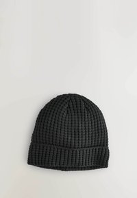 Schwarze Strickmütze mit geripptem Muster und umgeschlagenem Saum, ausgestattet mit einem engmaschigen Design. Keine sichtbaren Muster oder Verzierungen.