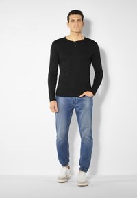H.I.S Langarmshirt - schwarz