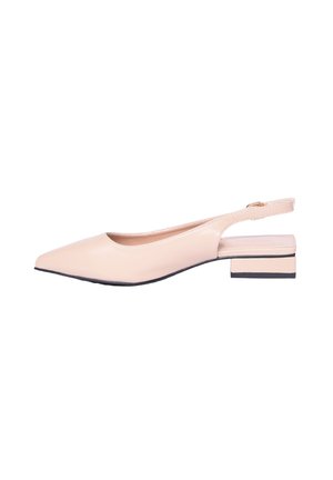 Scarpe slingback beige con punta appuntita, texture in pelle liscia e tacco quadrato basso con una striscia nera decorativa.