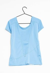 Světle modré sportovní tričko s krátkými rukávy, kulatým výstřihem, síťovinovými panely a kontrastními švy. Obsahuje logo poblíž lemování a pruhované akcenty.