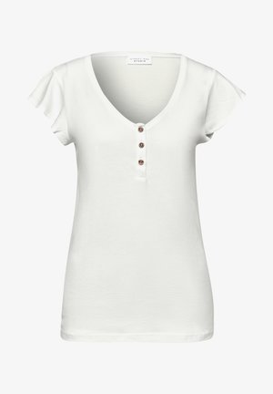 Top blanco de mujer con mangas cortas, escote en V, tres botones marrones en la tapeta frontal y mangas ligeramente fruncidas.