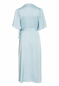 Helehall sinine satiinist kleit kraega, lühikeste läbilõikega varrukatega, lipsutatud vöökohaga ja voolava seelikuga. Sile tekstuur ja õrn läige. Näidatud tagantvaate pilt.