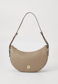 Sac bandoulière en cuir marron de forme demi-lune, avec ferrures dorées, sangle réglable et logo embossé à l'avant.