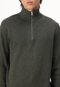 Jack & Jones PREMIUM JPRBLAMILANO HALF ZIP - Pulóver - peat
