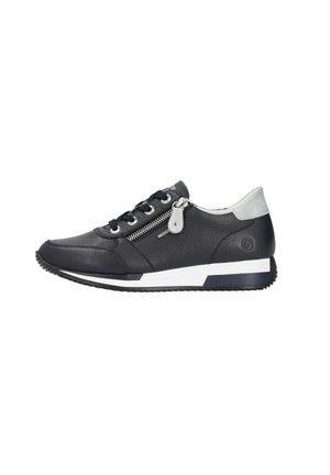 Sort lædersneaker med hvide og grå accenter, sidelåse, sorte snørebånd og en rillede sort sål.