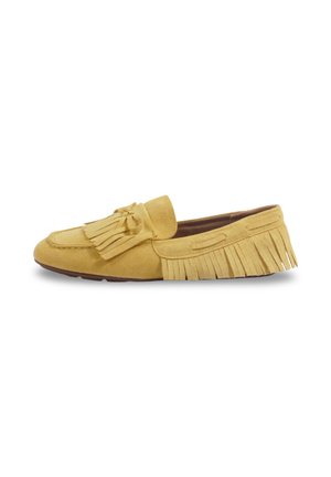 Mocassin en daim jaune avec détails à franges et pompons, semelle plate et couture de style mocassin.