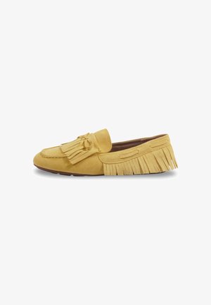 Mocassin en daim jaune avec détails à franges et pompons, semelle plate et couture de style mocassin.