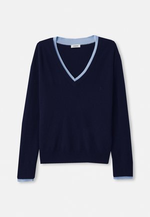 Marineblå v-hals genser med lyseblå ribbestrikket krage og mansjetter. Laget av myk stoff, har en liten logo-detalj på venstre side.