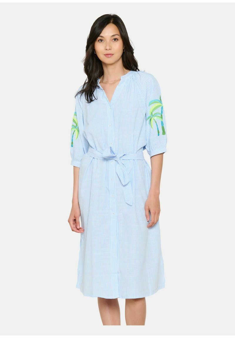 Abito a righe blu chiaro in cotone, con vita segnato da una cintura, chiusura con bottoni davanti e ricamo di palme verdi sulle maniche.