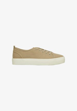 Beige lage canvas sneaker met beige veters, witte dikke rubberen zool en een subtiel s.Oliver-logo aan de zijkant.