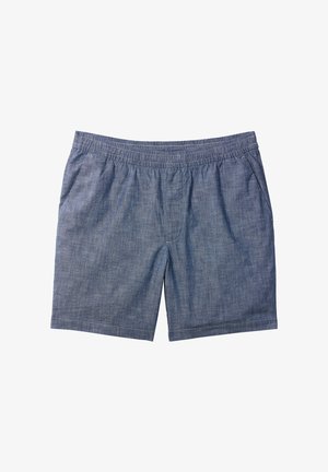 Blauwe shorts met elastische tailleband en zijzakken, gemaakt van lichtgewicht chambray-stof, plat gelegd op een witte achtergrond.