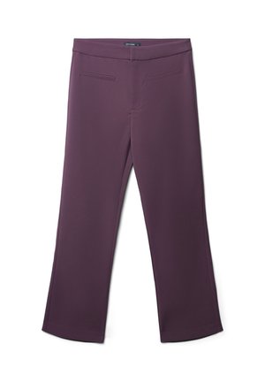 Pantaloni viola realizzati in un tessuto morbido, con vita aderente, gambe diritte e tasche posteriori. Dettagli di cucitura sottili lungo le cuciture.