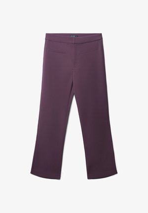 Pantaloni viola realizzati in un tessuto morbido, con vita aderente, gambe diritte e tasche posteriori. Dettagli di cucitura sottili lungo le cuciture.