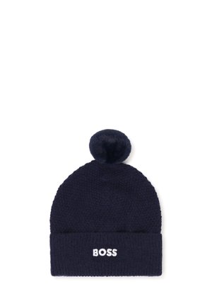 Bonnet en maille bleu marine avec un pompon sur le dessus et le mot "BOSS" brodé en blanc sur le revers.