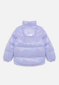 Lavendel pufferjacka med hög krage, elastiska manschetter och horisontellt quiltade sektioner. Har en sydd logotyp på baksidan.