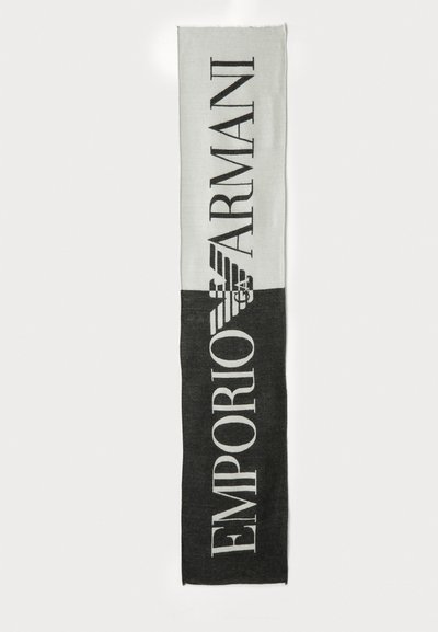 Bufanda de punto en blanco y negro con la inscripción "EMPORIO ARMANI" y el logo del águila de Emporio Armani en colores contrastantes.