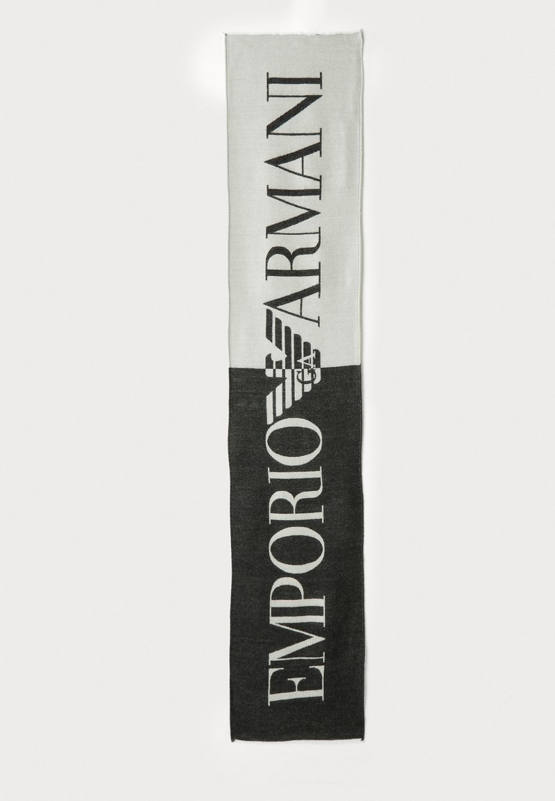 Melns un balts adīts šalle ar "EMPORIO ARMANI" uzrakstu un kontrastējošās krāsās izsistajā Emporio Armani ērgļa logo.
