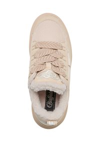 Baskets beiges avec tige en mesh et en daim, lacets épais enroulés, doublure intérieure moelleuse, détails de logo sur la languette et semelle en caoutchouc texturé.