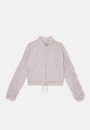 Veste crop Nike rose clair en tissu léger, dotée d'une fermeture zippée, d'un col montant, et de manches froncées avec des accents de poignet élastiques.