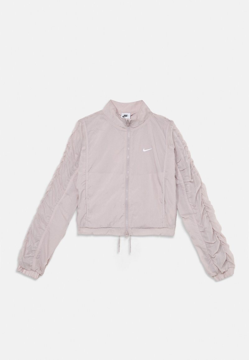 Jacket crop Nike de cor rosa claro, feita de tecido leve, com fecho de zíper, gola alta e mangas franzidas com punhos elásticos.