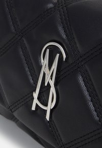 Steve Madden BVOLTURI - Skulderveske - black/silver