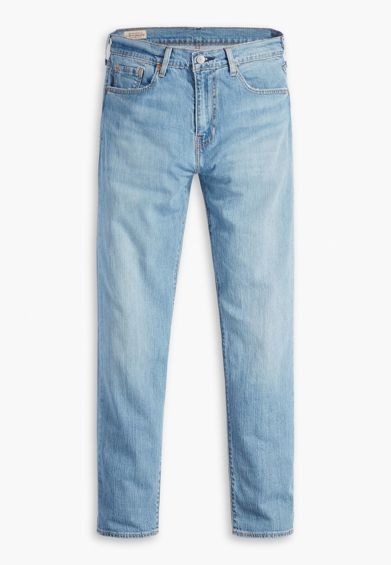 Jean droit bleu clair en denim avec fermeture avant à boutons et fermeture éclair, passants pour ceinture et cinq poches, posé à plat sur un fond blanc.