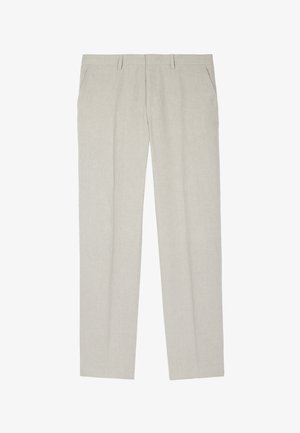 Beige op maat gemaakte broek met voorzakken, taillebandlussen en geplooide pijpen, plat neergelegd op een witte achtergrond.