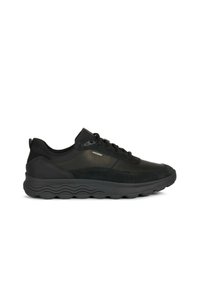 Scarpe sportive nere realizzate con un mix di pelle liscia e camoscio, dalla forma arrotondata, con lacci e suola in gomma testurizzata.