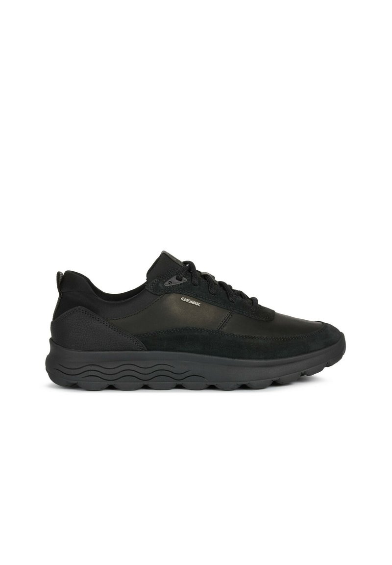 Scarpe sportive nere realizzate con un mix di pelle liscia e camoscio, dalla forma arrotondata, con lacci e suola in gomma testurizzata.