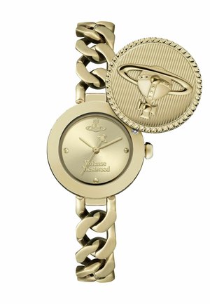 Goldfarbene Uhr mit rundem Zifferblatt und Armband aus Kettenlinks; verfügt über einen strukturierten Anhänger mit einem stilisierten Logo und erhabenen Details.