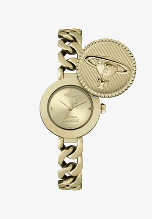 Orologio in tono oro con quadrante rotondo e bracciale a maglie; presenta un ciondolo testurizzato con un logo stilizzato e dettagli in rilievo.