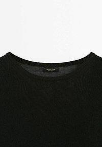 Zwarte gebreide trui met een ronde hals, vervaardigd uit een gestructureerde stof en voorzien van een klein label bij de hals. Het ontwerp is eenvoudig en minimalistisch.