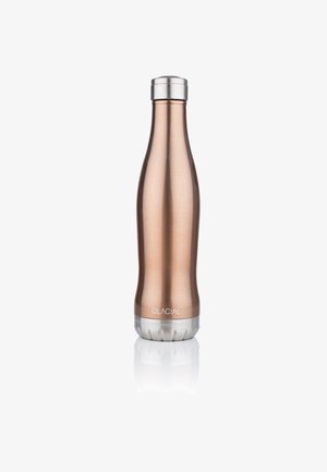 Roségouden geïsoleerde waterfles van roestvrij staal met zilverkleurige dop en bodem, gelabeld "GLACIAL", rechtop staand op een witte ondergrond.
