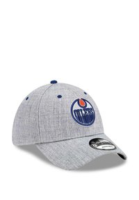 Graue Baseballmütze mit runder Krone, blauer, gestickter "Oilers"-Logo und gebogenem Schirm. Verfügt über blaue Akzente und einen verstellbaren Riemen.