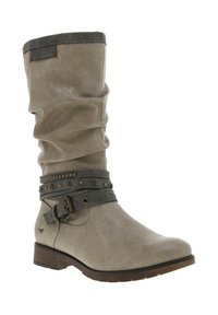 Botte haute en cuir gris ample avec une sangle gris foncé ornée de clous et d'une boucle. Bout arrondi et petit talon en bois. Surface texturée.