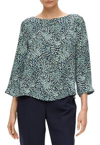 Luftige marineblaue Bluse mit einem strukturierten Muster aus grünen, weißen und hellblauen abstrakten Formen; weiter Bootsausschnitt und Dreiviertelärmel.