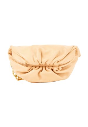 Pehmeä beigen värinen nahkainen clutch-laukku, jossa on kerätyt laskokset ja näkyvä kultainen ketjusomiste sivulla, valkoista taustaa vasten.