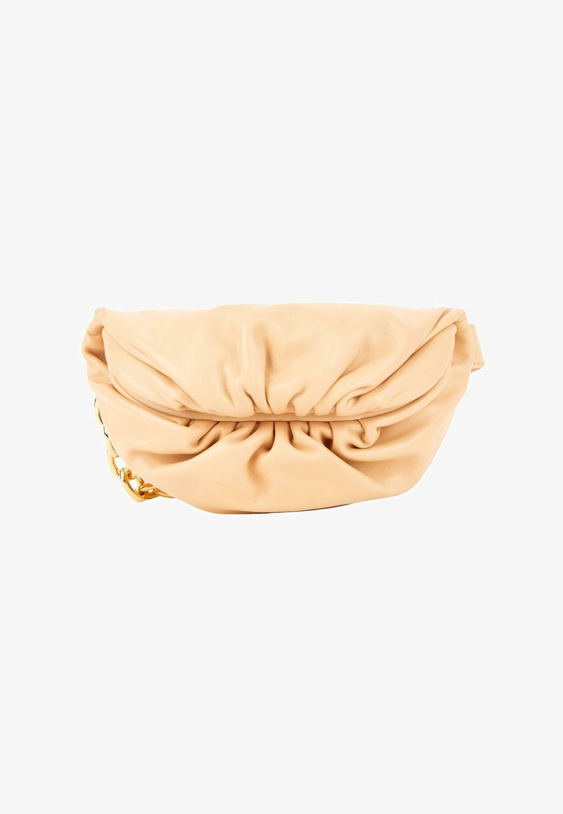 Pochette en cuir beige doux avec des plis froncés et un détail visible de chaîne dorée sur le côté, sur fond blanc.