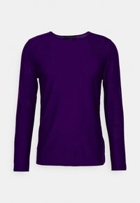 Långärmad lila skjorta i lätt tyg. Har en rund halsringning och sidoflikar för enkel rörelse. Slät textur.