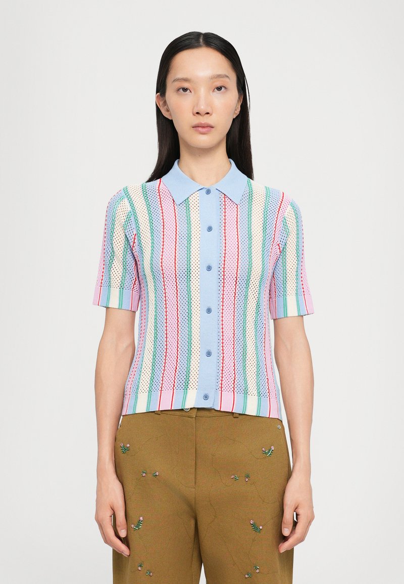 Strikket polo shirt med korte ærmer i pastel farver med vandret striber. Har en lyseblå krave, knaplukning foran og struktureret stof.
