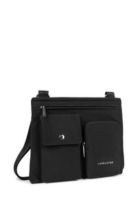 Borsa a tracolla in tessuto nero con due tasche frontali, chiusura con zip, tracolla regolabile e logo discreto in basso a destra.